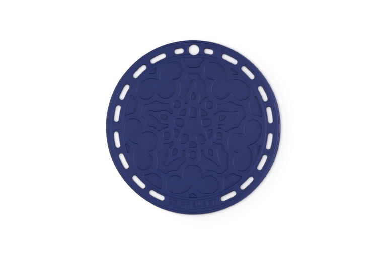 Le Creuset Onderzetter Bloemmotief Azure Le Creuset Onderzetter Bloemmotief-Azure