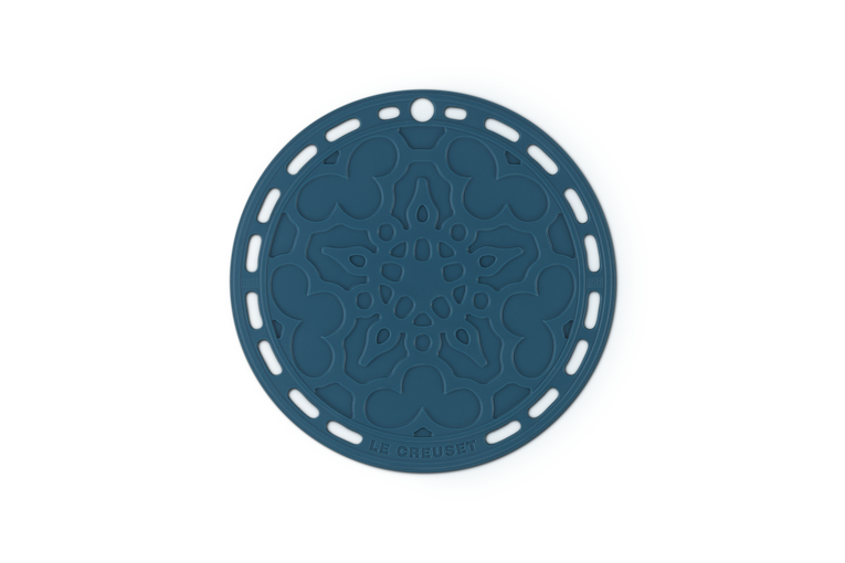 Le Creuset Onderzetter Bloemmotief Deepteal Le Creuset Onderzetter Bloemmotief-Deepteal