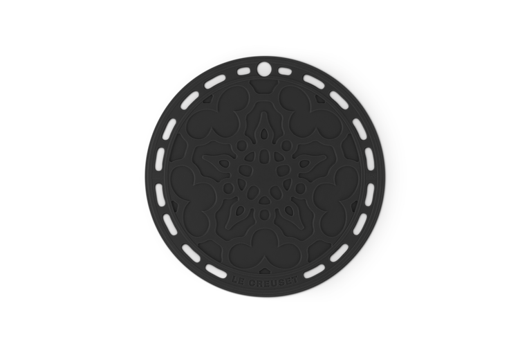 Le Creuset Onderzetter Bloemmotief Ebbenzwart Le Creuset Onderzetter Bloemmotief-Ebbenzwart