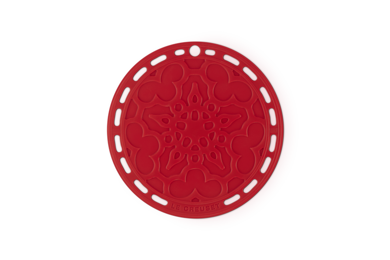 Le Creuset Onderzetter Bloemmotief Kersenrood Le Creuset Onderzetter Bloemmotief-Kersenrood