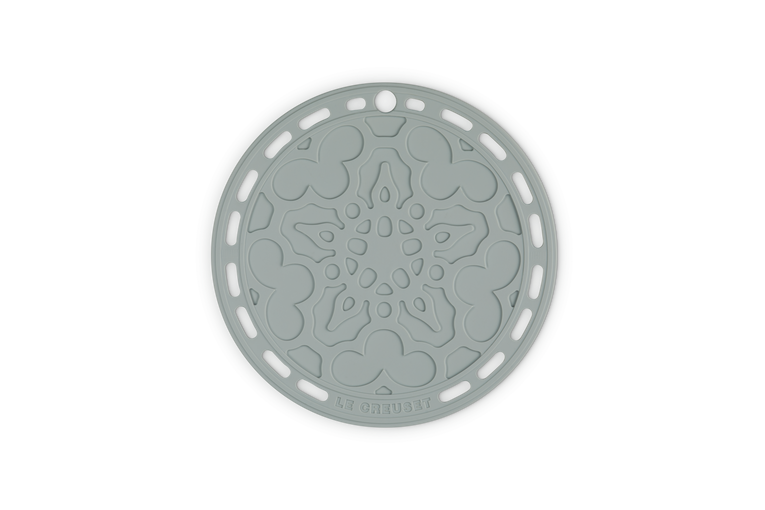 Le Creuset Onderzetter Bloemmotief Seasalt Le Creuset Onderzetter Bloemmotief-Seasalt