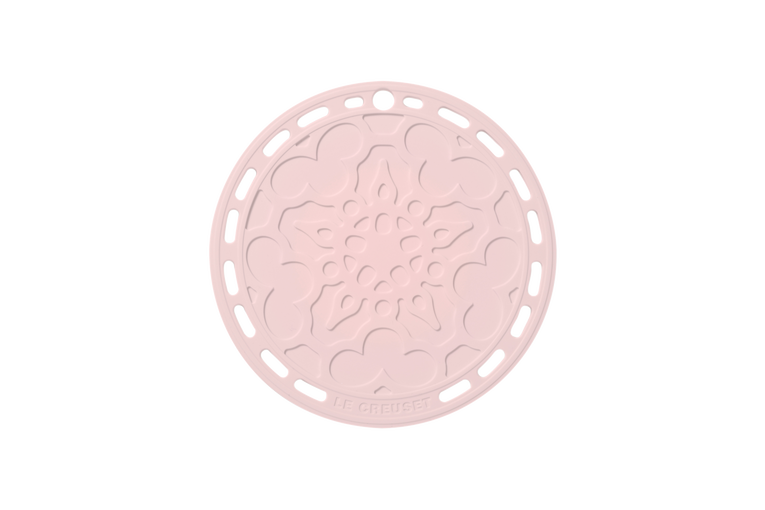 Le Creuset Onderzetter Bloemmotief Shellpink Le Creuset Onderzetter Bloemmotief-Shellpink